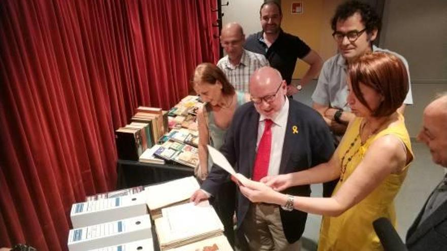 Marta Madrenas acompanya la família Genover a l&#039;acte de donació.