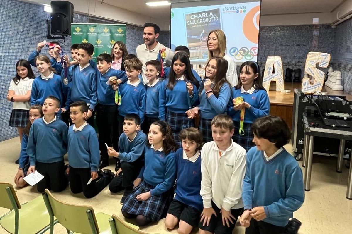 El deportista, con alumnos del centro lavianés.