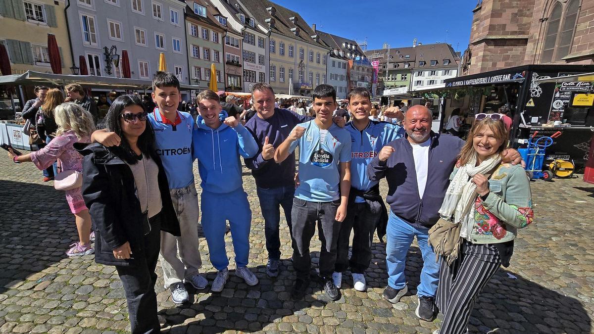La afición celeste junto a la del Friburgo, unidas en la celebración antes del partido