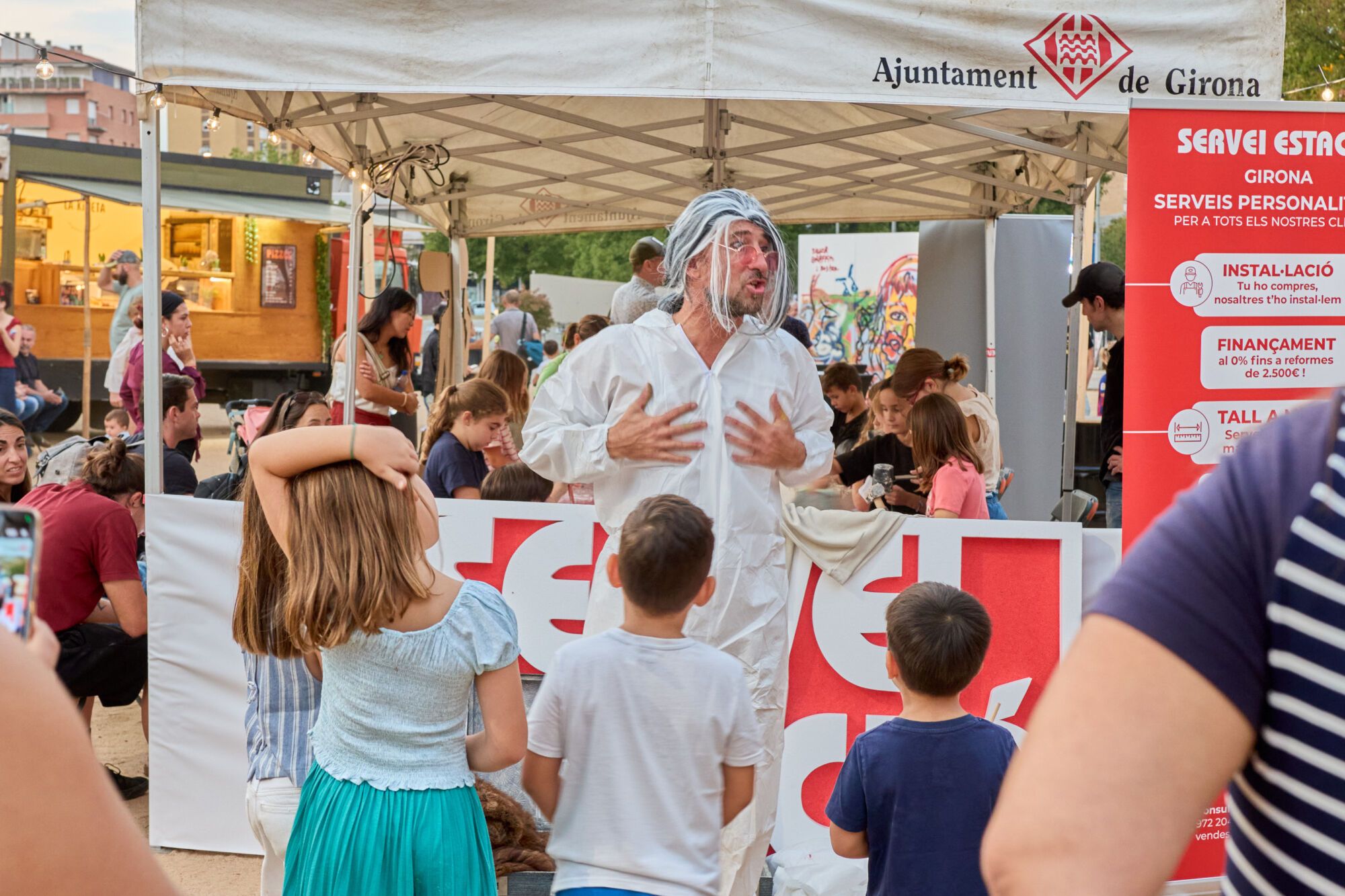 Fira La Mosquitera amb mostres d'artistes emergents, actuacions musicals i espectacles de màgia i foc.