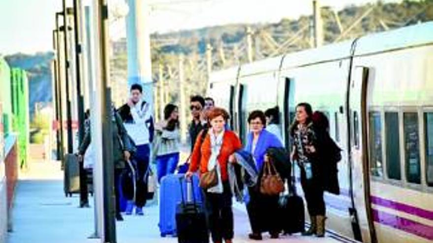 Un total de 38.000 viajeros han pasado por la estación del AVE en el primer año
