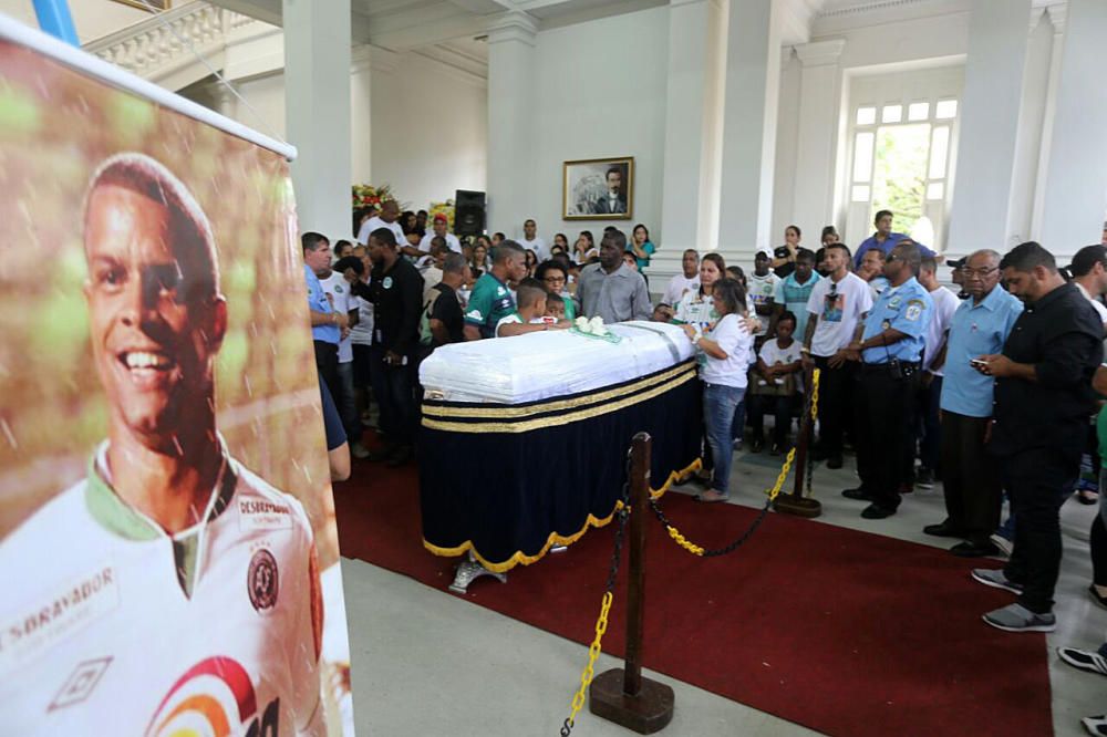 Dolor y emoción en el entierro de los jugadores del Chapecoense