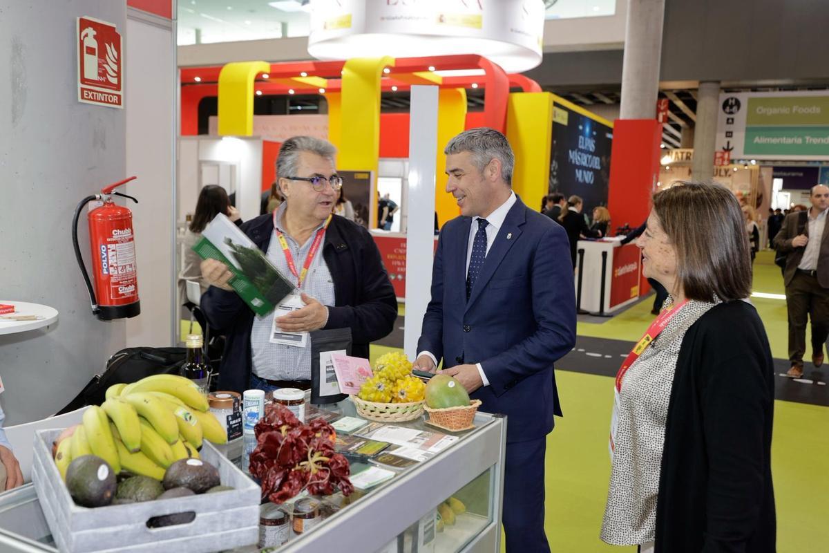 El consejero de Agricultura visita uno de los puestos del estand.