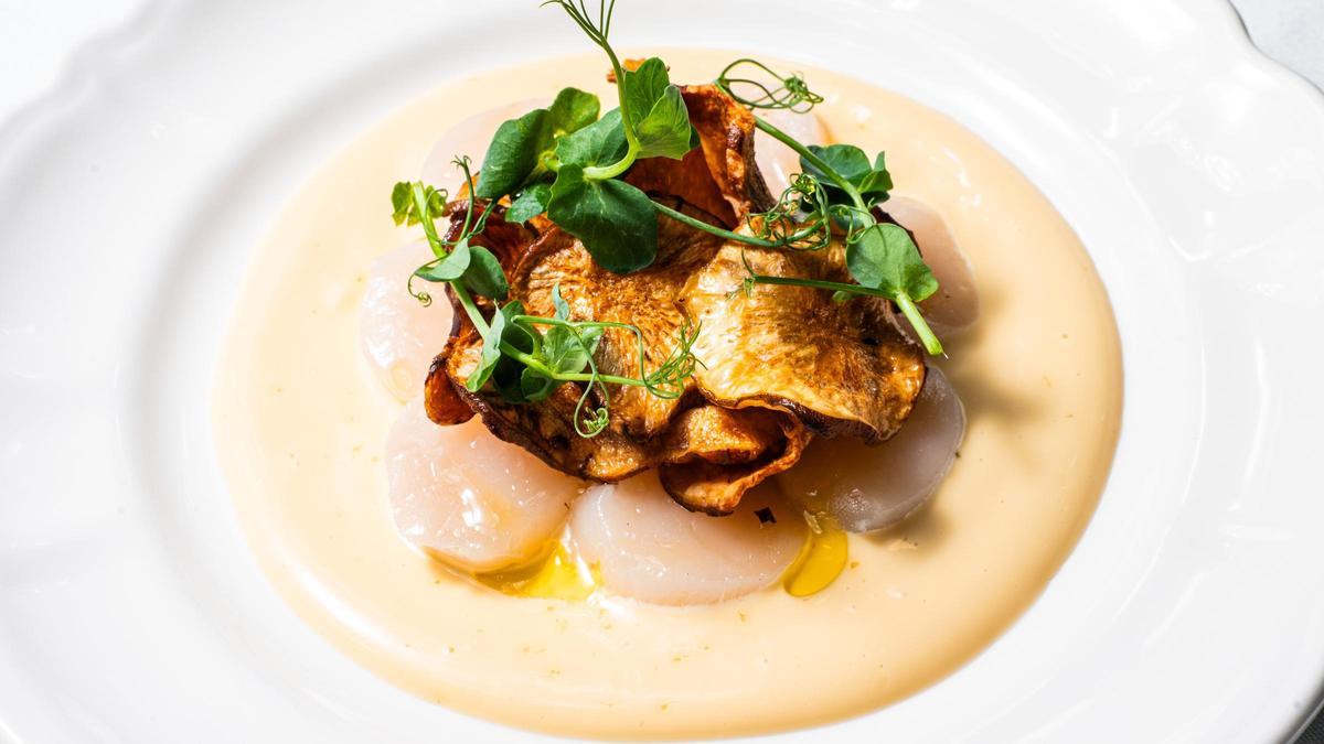 Corona Solar, un carpacho de vieira con emulsión de 'yuzu' y crujiente de tupinambo.