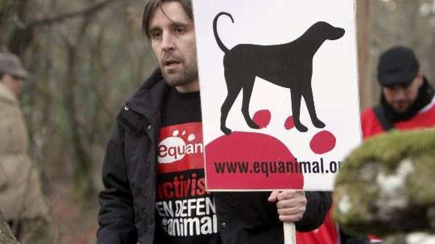 Un activista de Equanimal, ayer, en el campeonato de Ponte Caldeas. / efe