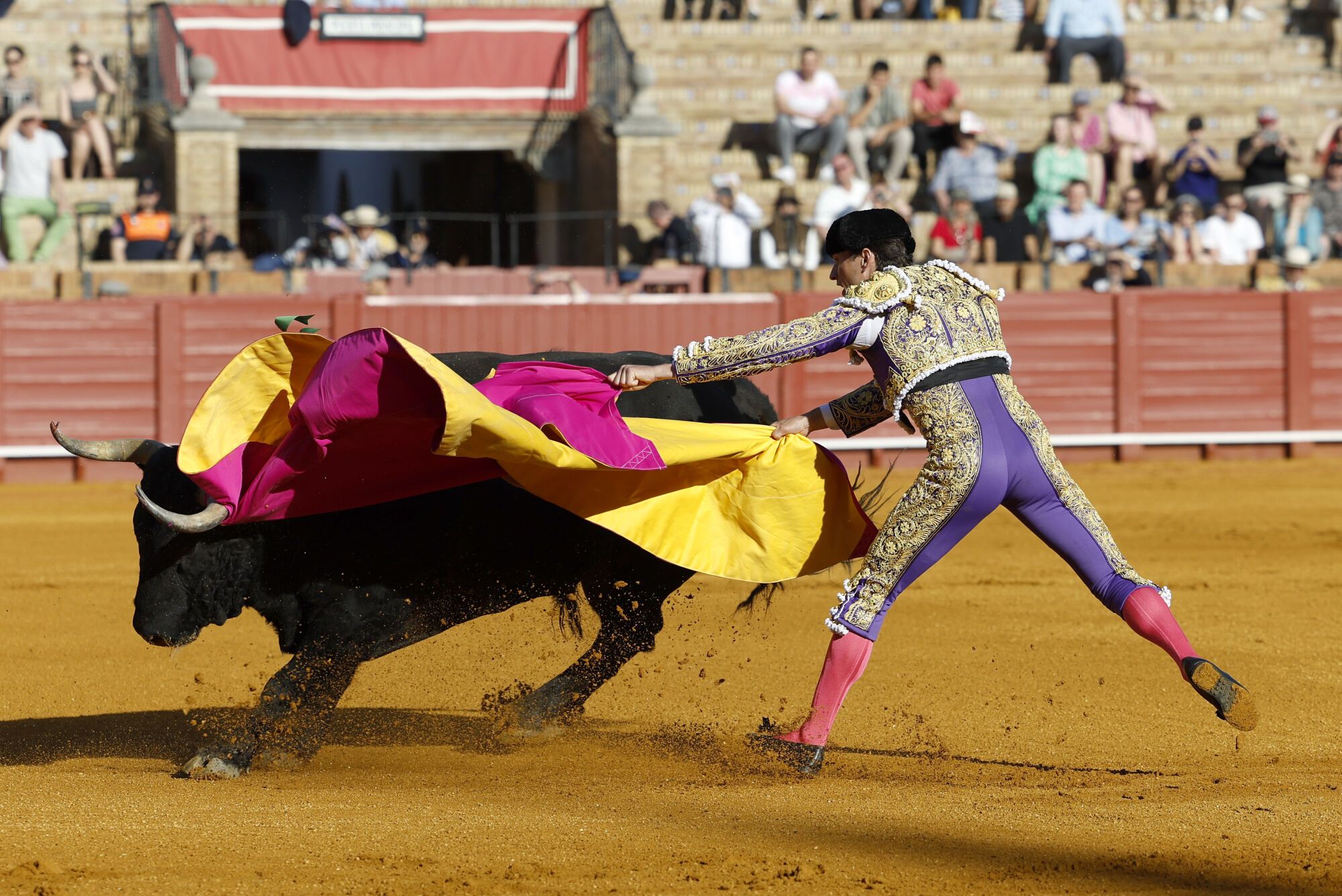 SEVILLA, 27/04/2025.- El diestro Lama de Góngora en su faena durante la corrida celebrada hoy domingo en la plaza de toros La Maestranza, en Sevilla. EFE / Julio Muñoz.