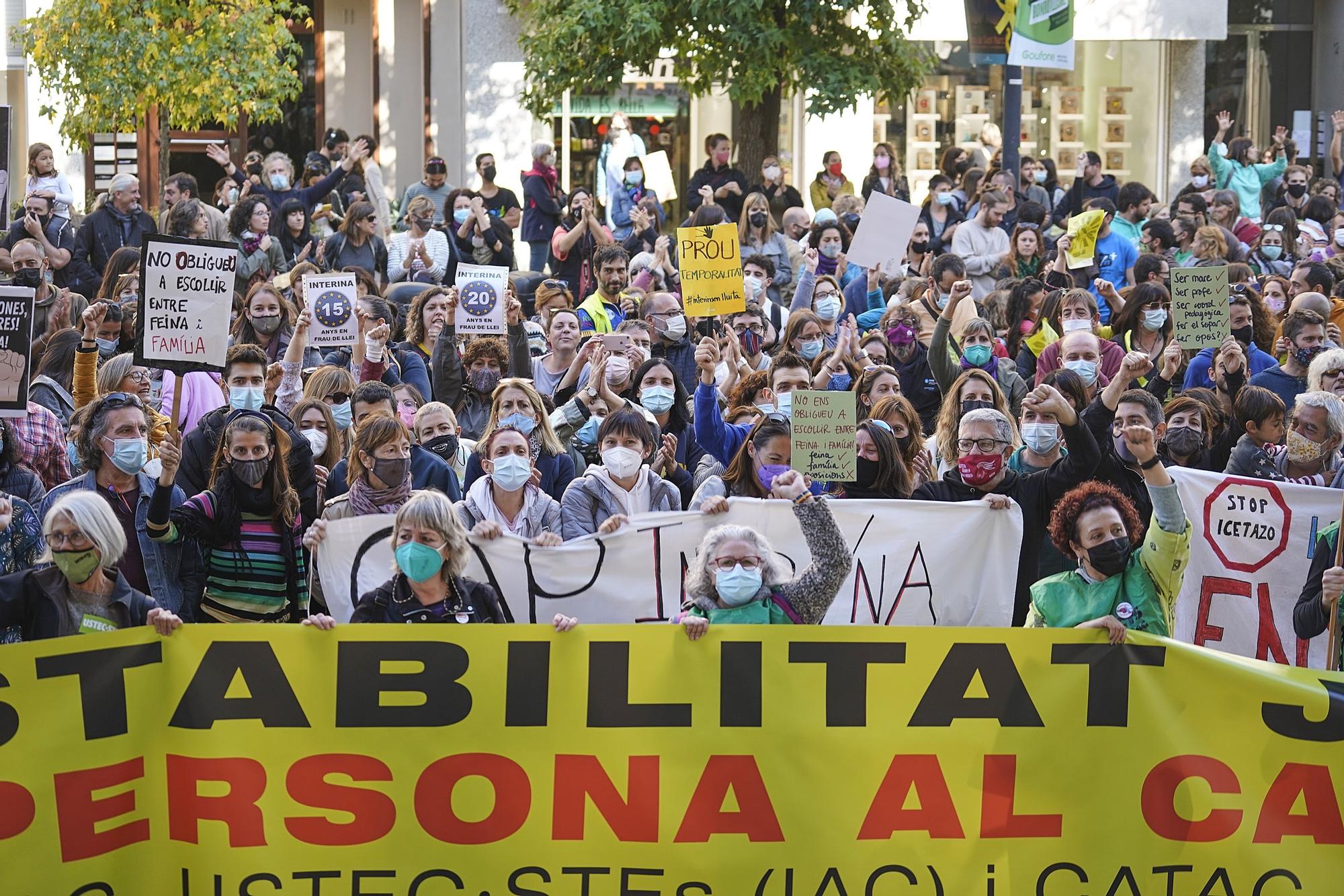 Centenars de professors es concentren a la Delegació del Govern a Girona en contra de la temporalitat