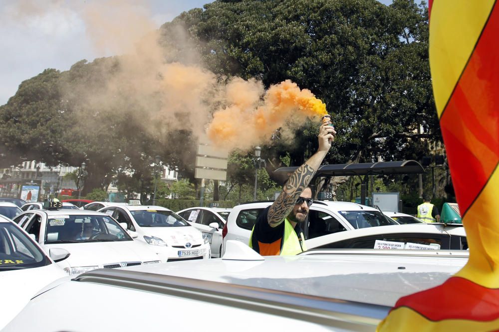 Los taxistas marchan contra los coches con conductor