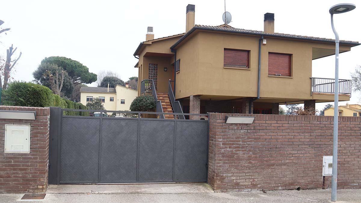 La casa de Vilobí d'Onyar (Girona) en la que un ladrón que ha entrado a robar ha sido tiroteado por el dueño