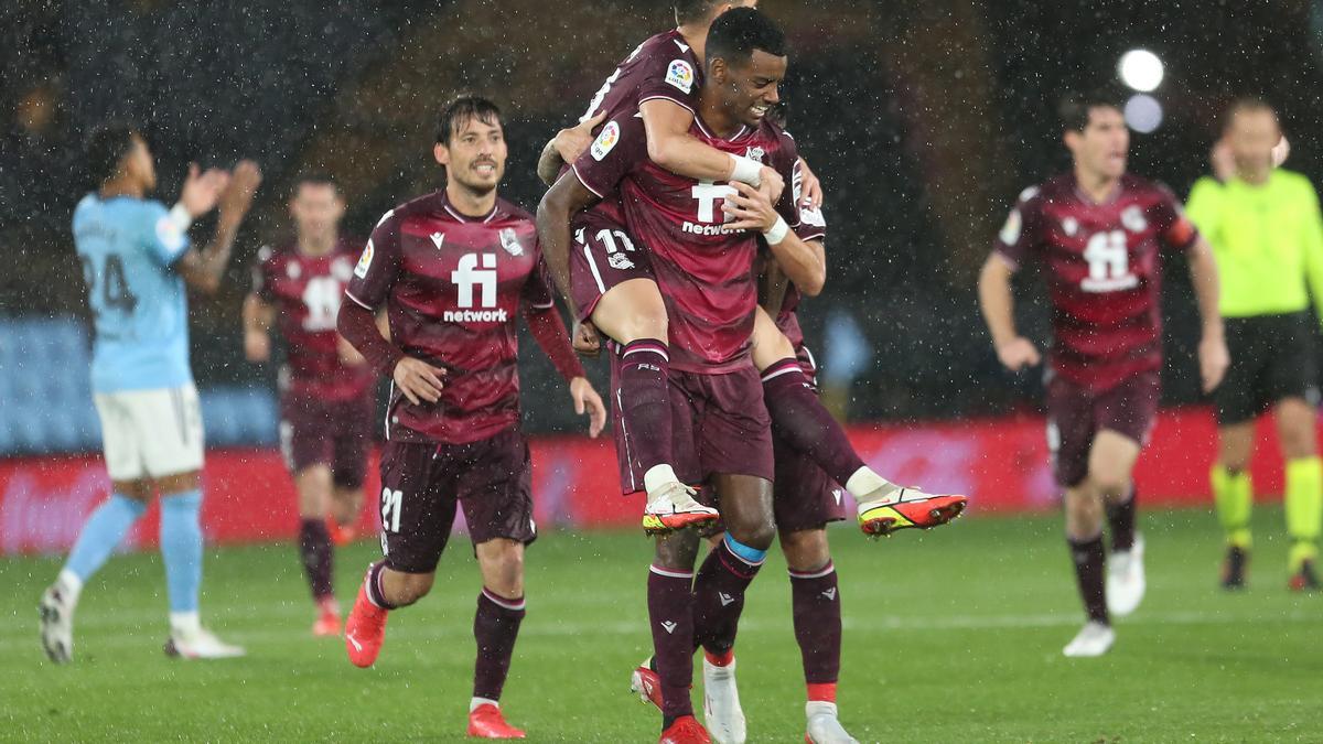 Los jugadores de la Real celebran un gol en Balaídos