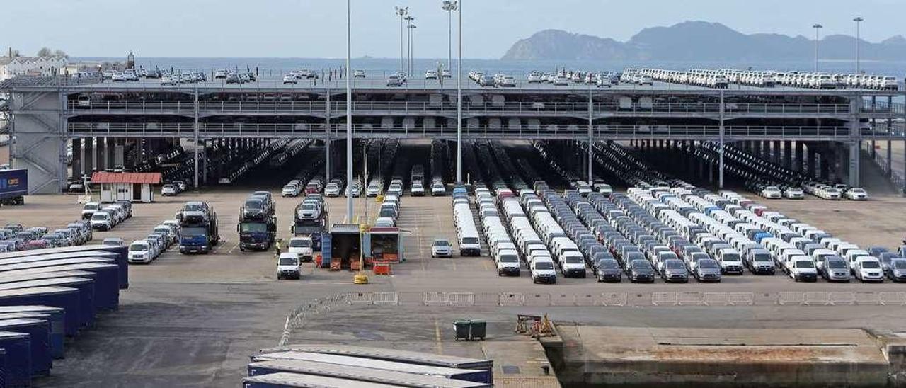 El silo de vehículos de Bouzas consta de tres plantas con una capacidad de estacionamiento estimada en 6.000 vehículos. // Marta G. Brea