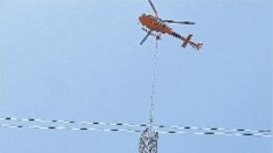 Iberdrola usa helicópteros en la línea de Alzira a Gandia para no dañar el paisaje