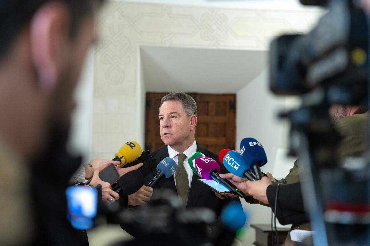 El presidente de Castilla-La Mancha, Emiliano García-Page, atiende a los medios este jueves en el palacio de Fuensalida.