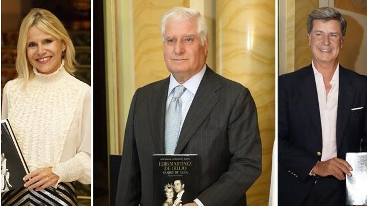 Eugenia Martínez de Irujo, Carlos Fitz-James y su hermano Cayetano en la presentación de la biografía de su padre, 'Luis Martínez de Irujo. Duque de Alba. El peso del nombre'
