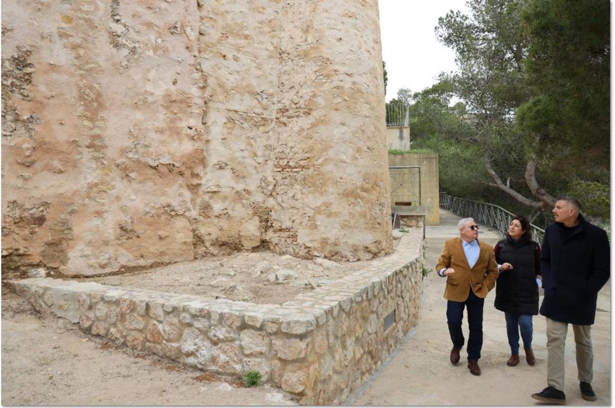 Las autoridades municipales en su visita a la muralla.