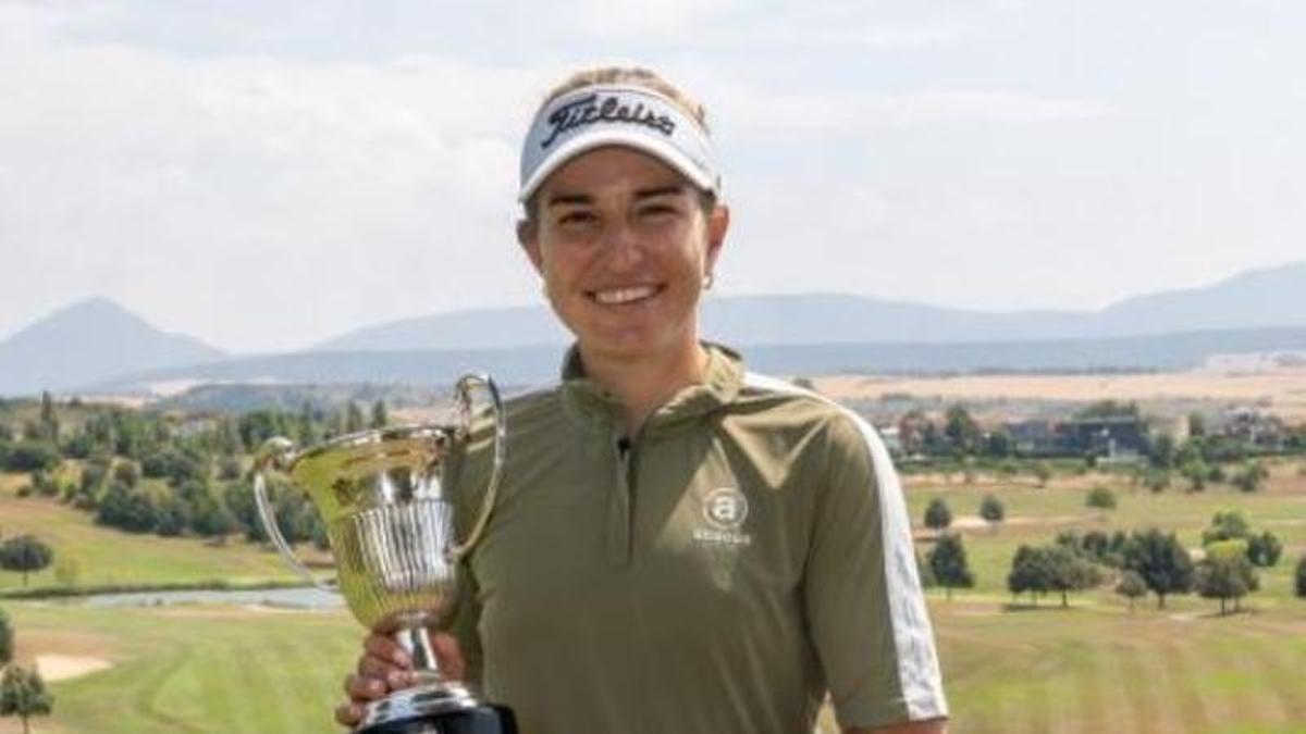 Luna Sobrón posa con el trofeo.
