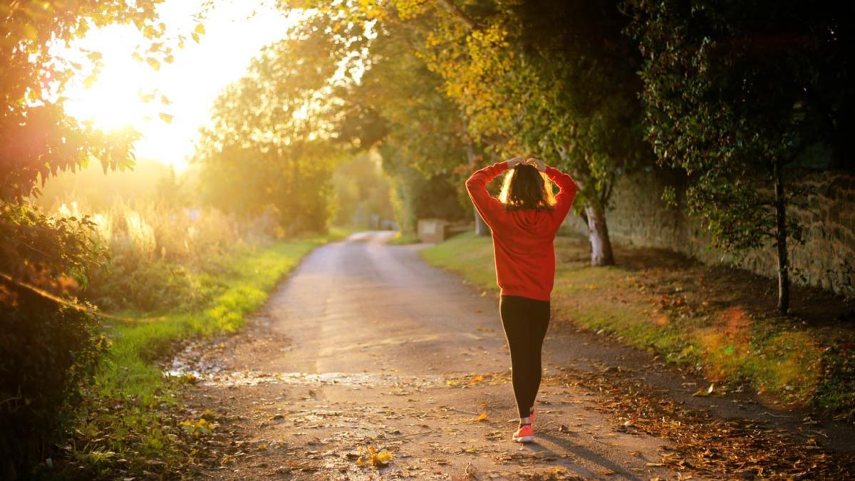 Andar hacia atrás es muy beneficioso para tu salud por estos motivos