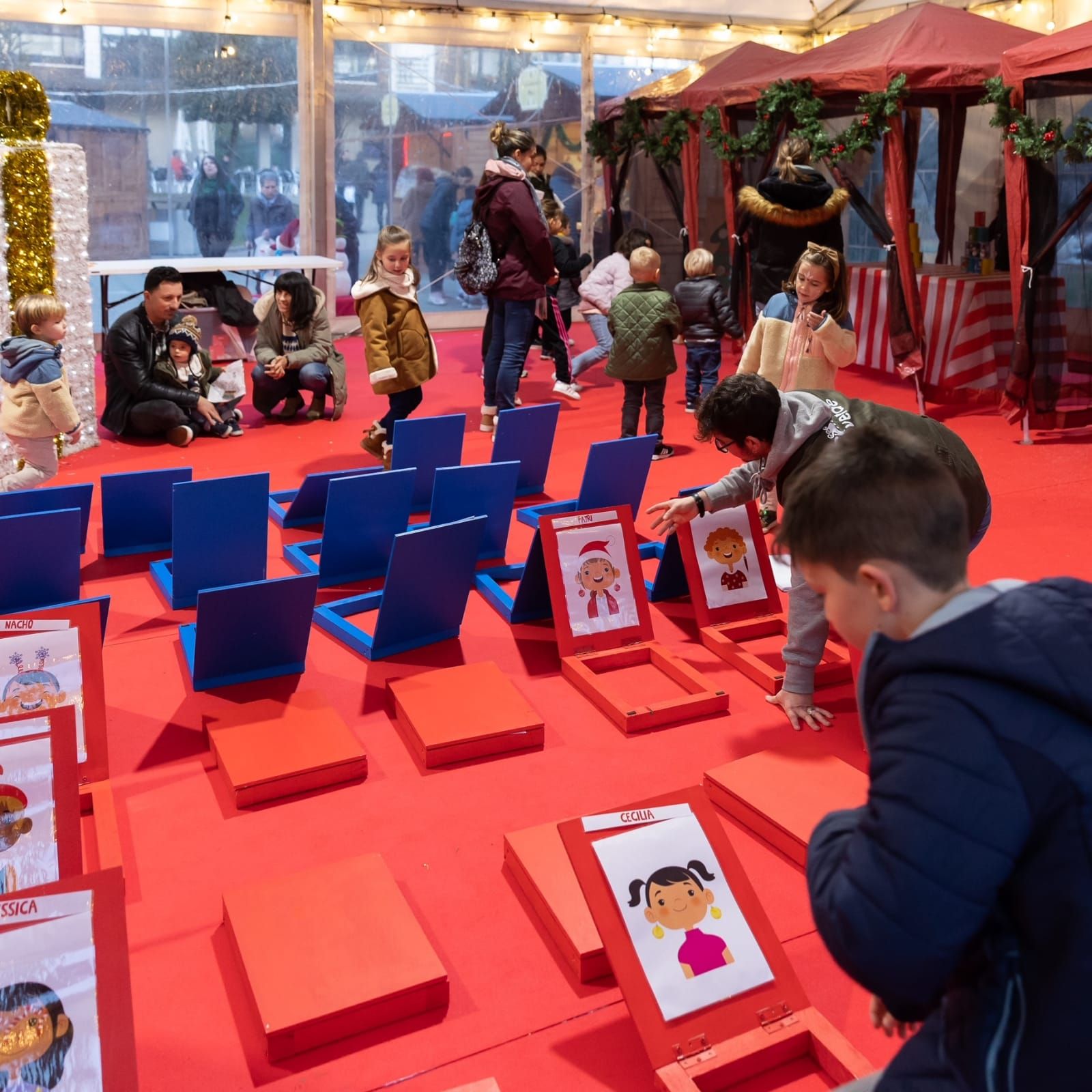 Papá Noel visita a los niños de Llanera: así ha sido la cita más emotiva del mercado navideño