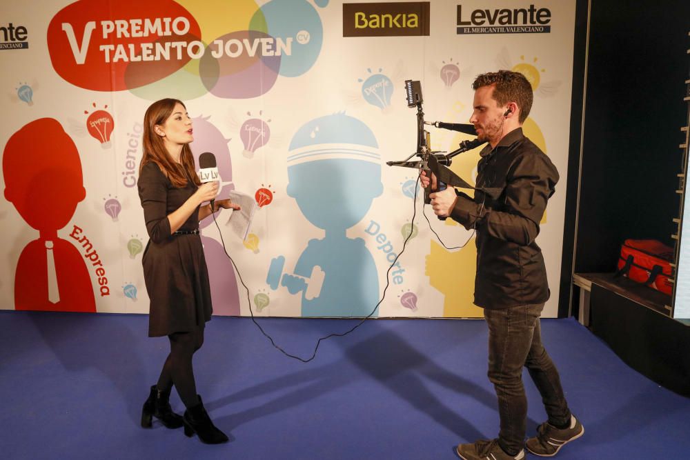 Los invitados posan en el photocall de los premios Talento Joven CV.