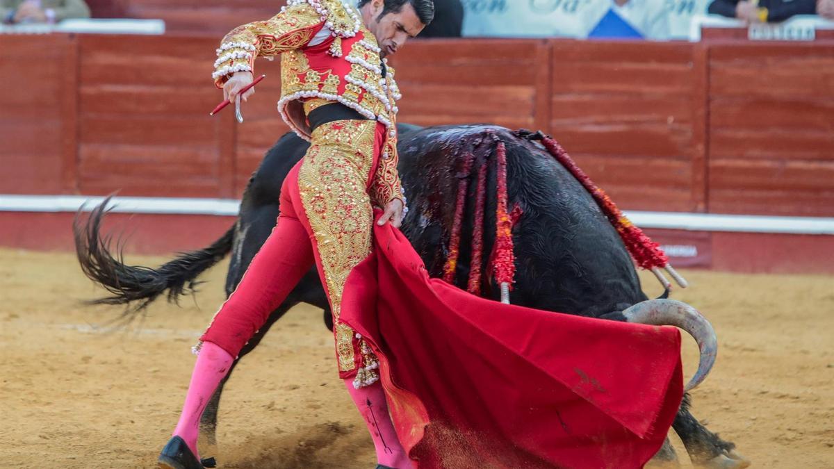 El diestro Emilio Justo durante la corrida en la plaza de toros de Sanlucar de Barrameda