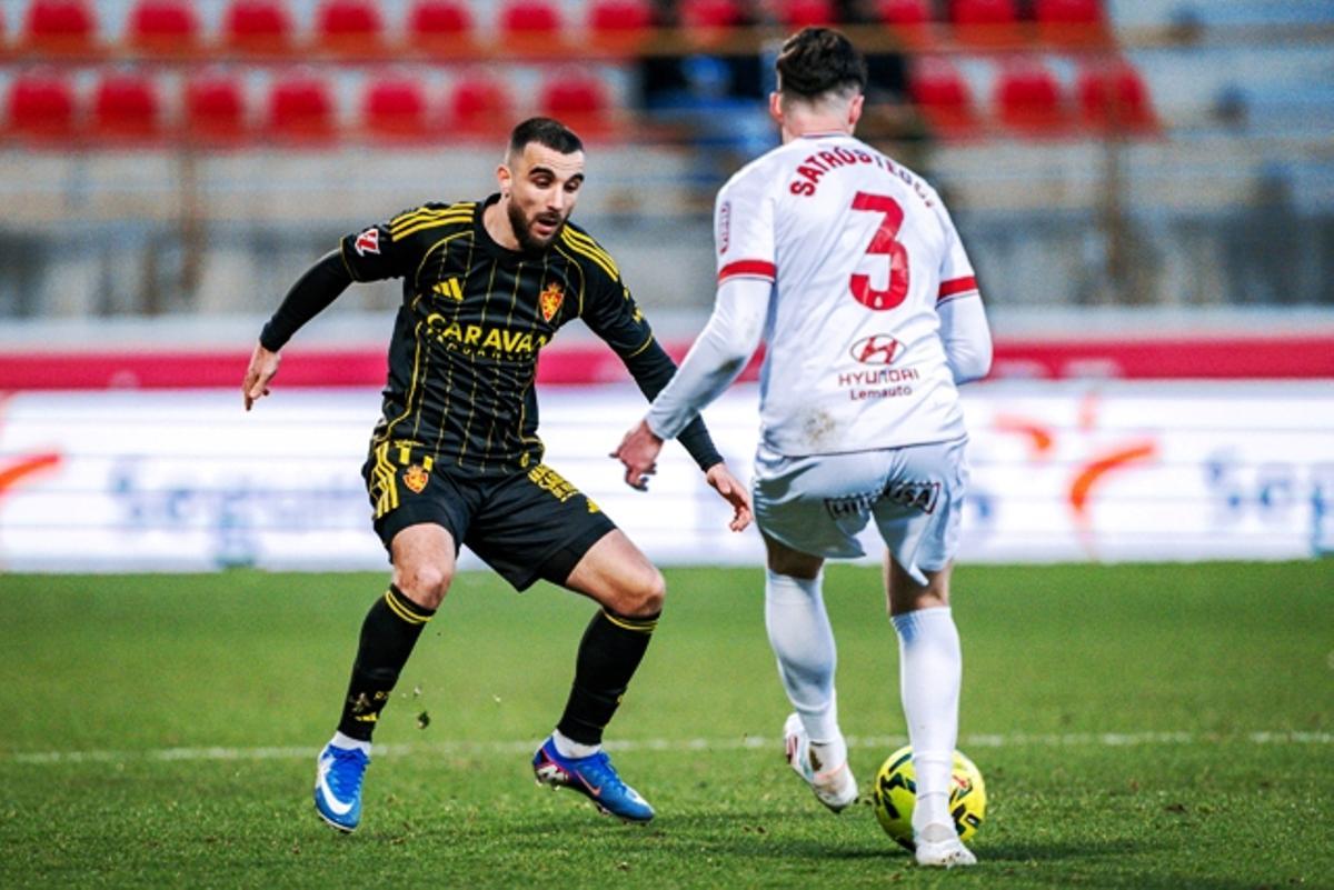 Acción de presión de Rober González frente a la Cultural Leonesa.