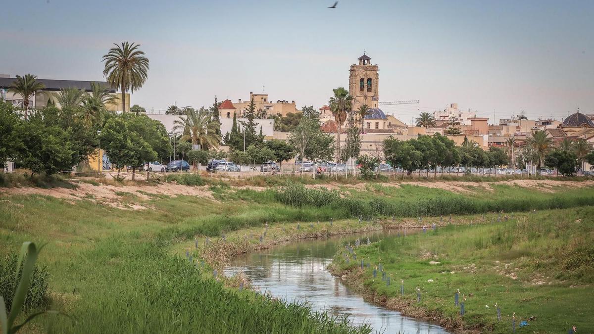 Imagen: El río Segura aguas arriba del casco urbano de Orihuela/El embalse de La Pedrera de Orihuela recupera reservas tras los trasvases del invierno y supera los 90 hectómetros