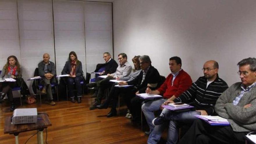 Representantes de entidades, instituciones y ONG y periodistas durante la jornada de trabajo.