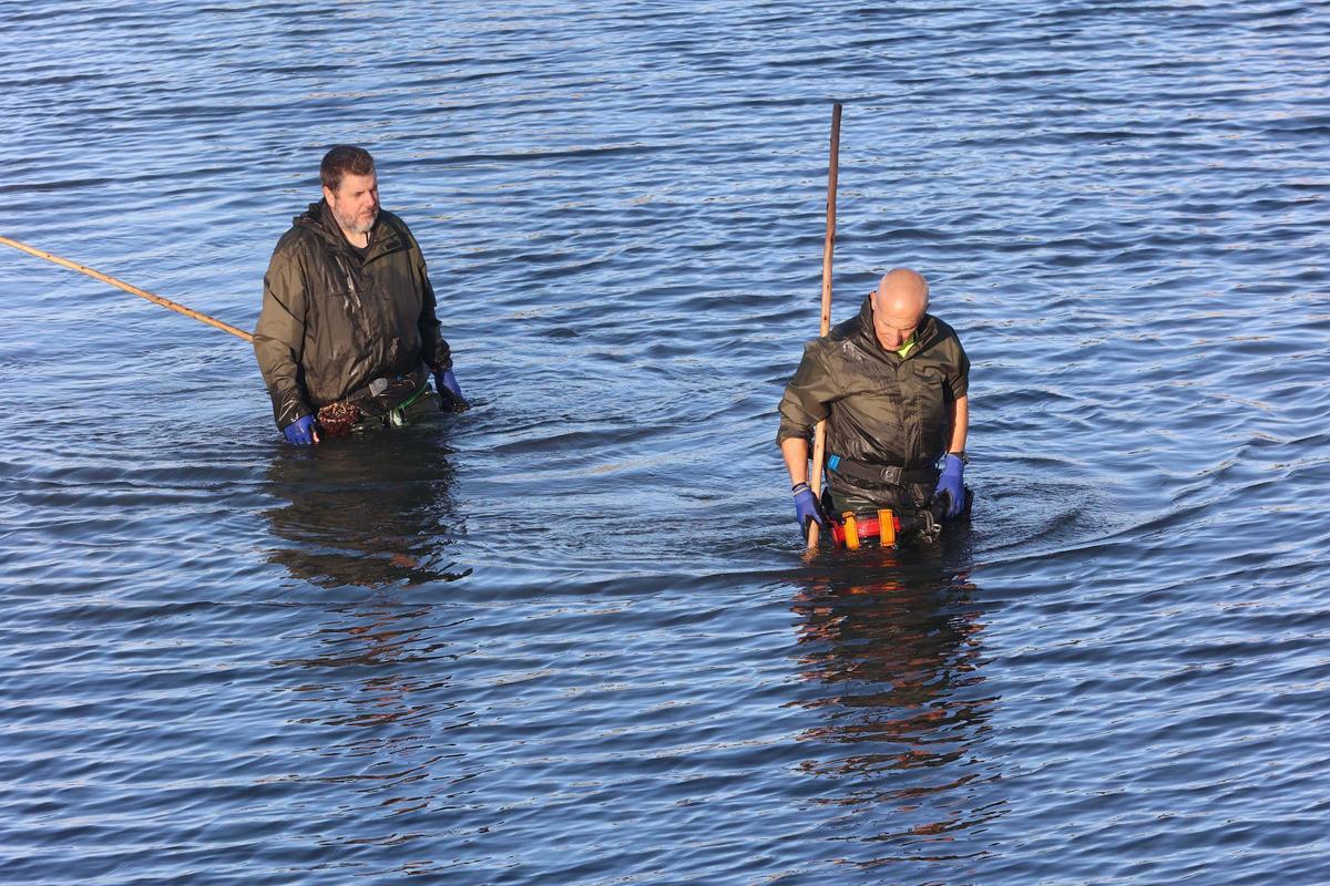 Los mariscadores a pie de la ría de O Burgo vuelven a faenar tras casi cuatro años de espera