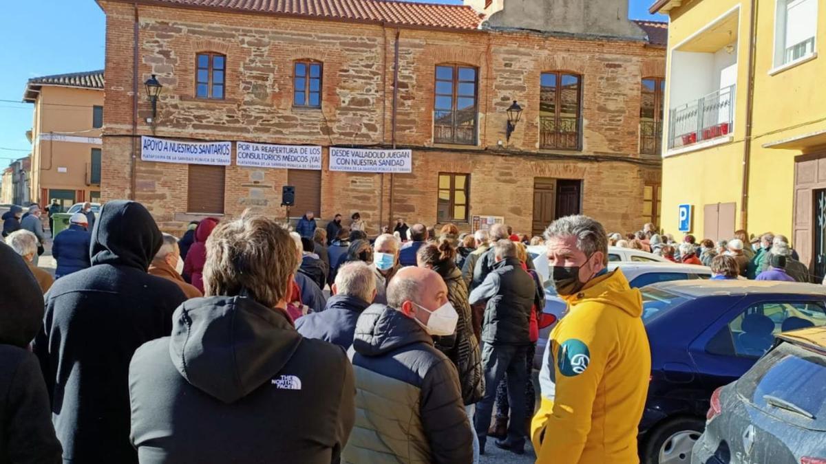 Arriba, manifestantes en Tábara. Abajo a la izquierda, manifestación en Bermillo de Sayago. | Cedidas