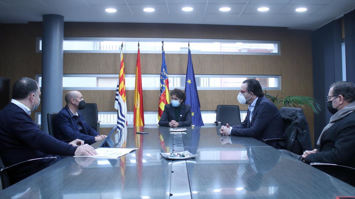 La alcaldesa, Carmina Ballester, reunida con representantes de la Cámara de Comercio y la Coordinadora Española de Polígonos.