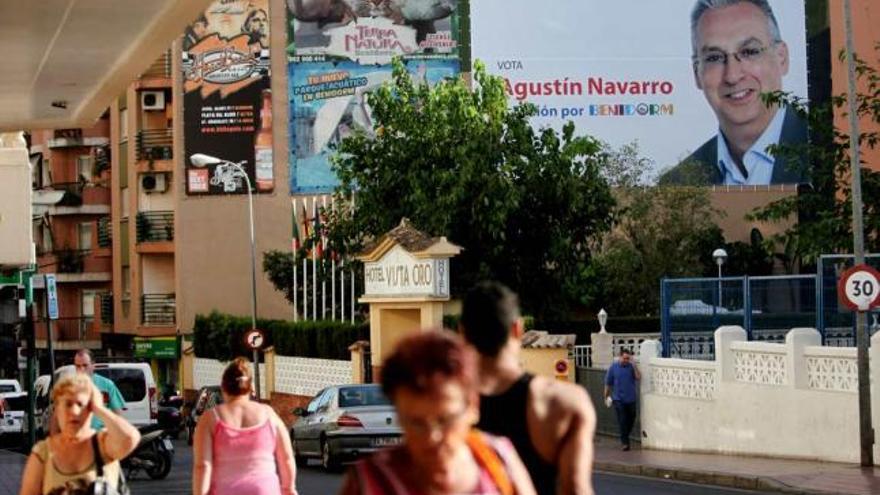 Una lona de grandes dimensiones, donde un sonriente Agustín Navarro pide el voto para el PSOE y proclama su &quot;Pasión por Benidorm&quot;. El cartel se encuentra en una céntrica vía como es la calle Ruzafa y junto a él había otro de otra formación política que, tras las elecciones, fue retirado. El de Navarro, sin embargo, sigue ahí.