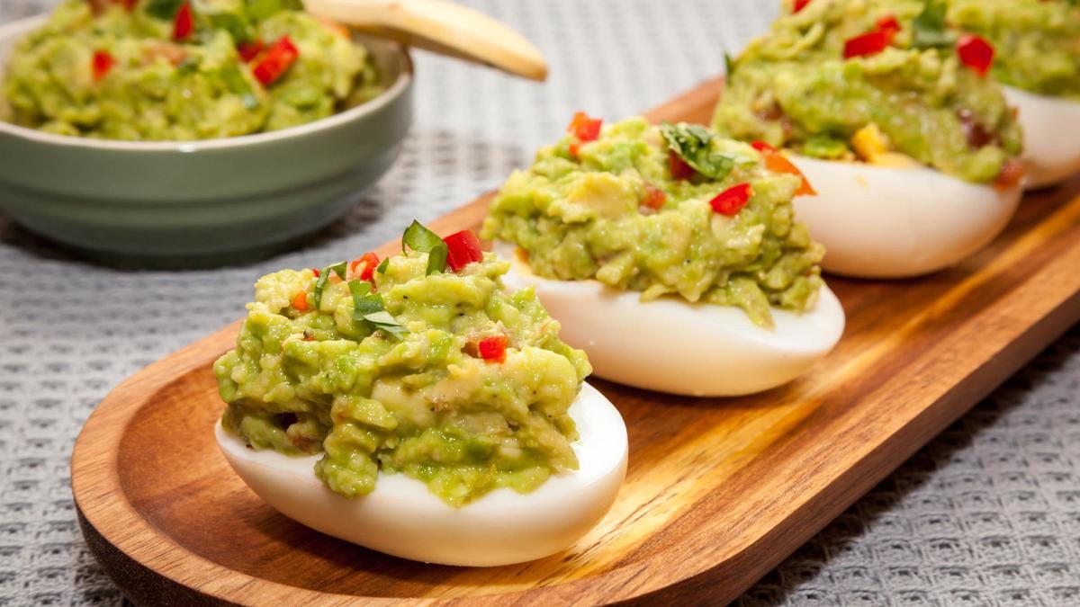 Huevos rellenos de guacamole.