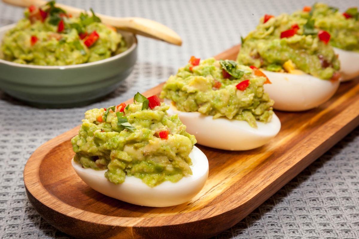 Huevos rellenos de guacamole.