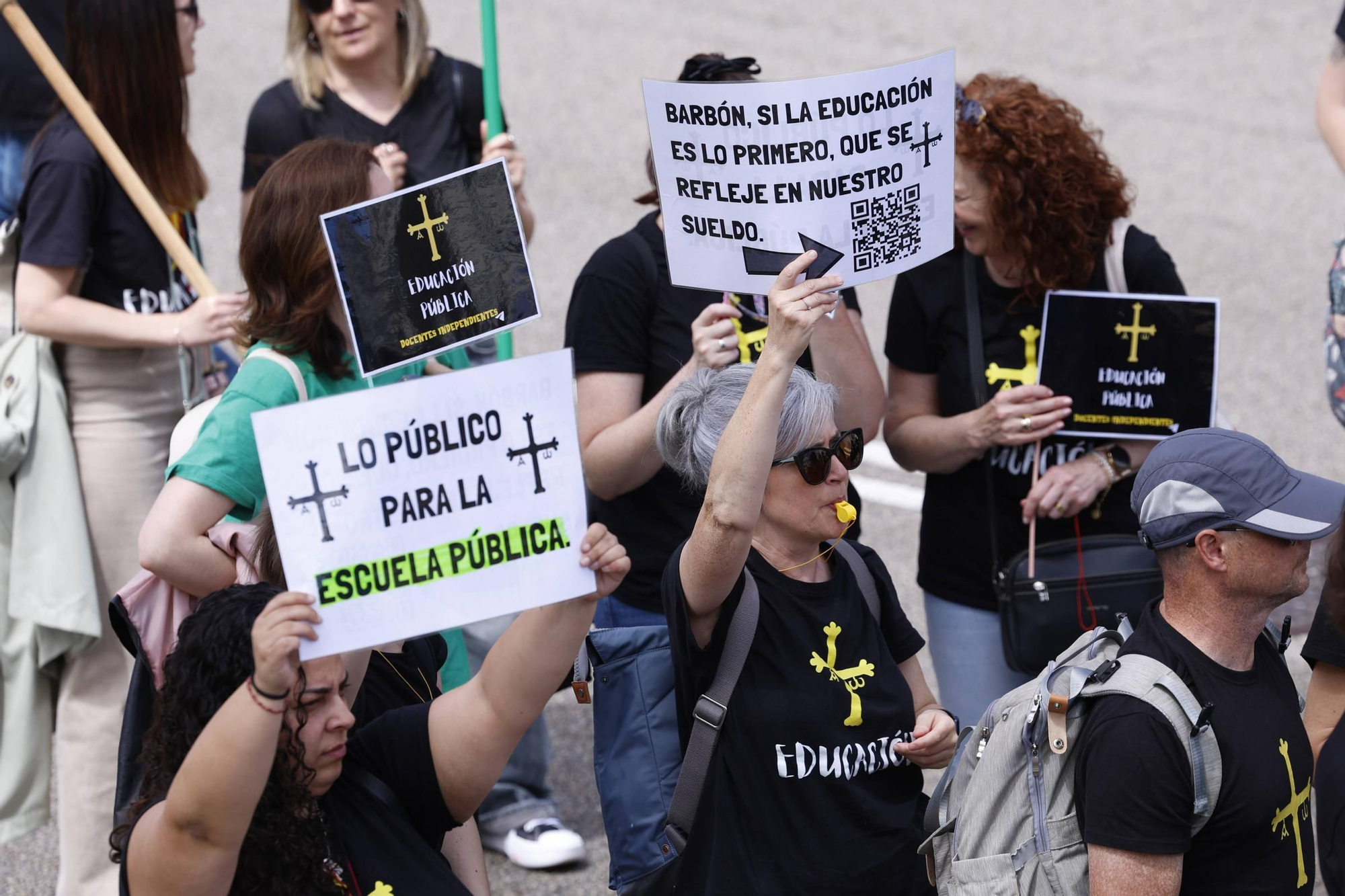 EN IMÁGENES: Cientos de profesores se manifiestan en Oviedo en la cuarta jornada de huelga