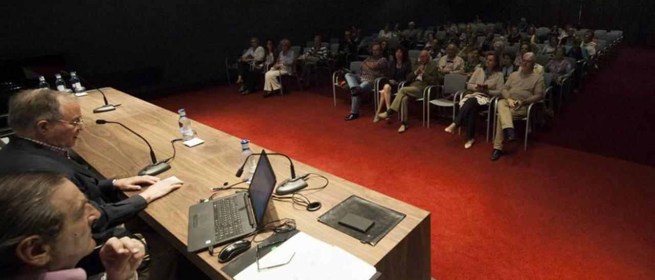 Joaquín de la Buelga, en primer término, y Ángel García Prieto, durante el acto de ayer.