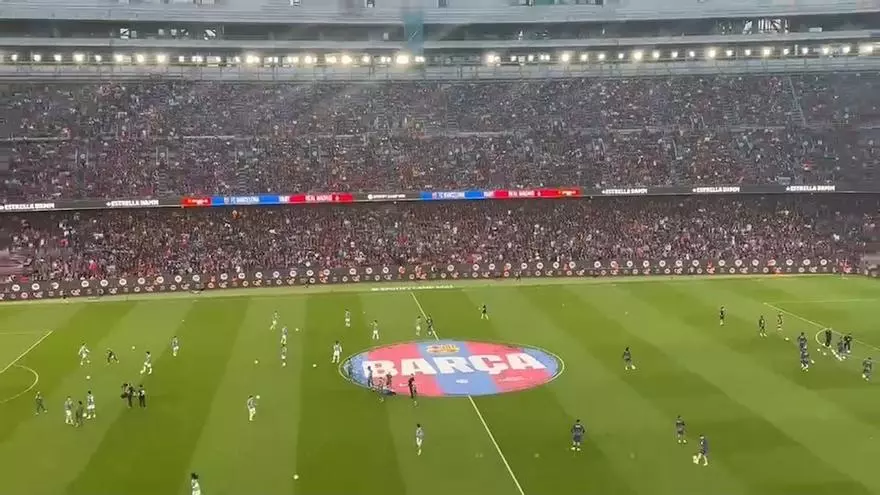 El FC Barcelona ya calienta en el Camp Nou listo para disputar el Clásico