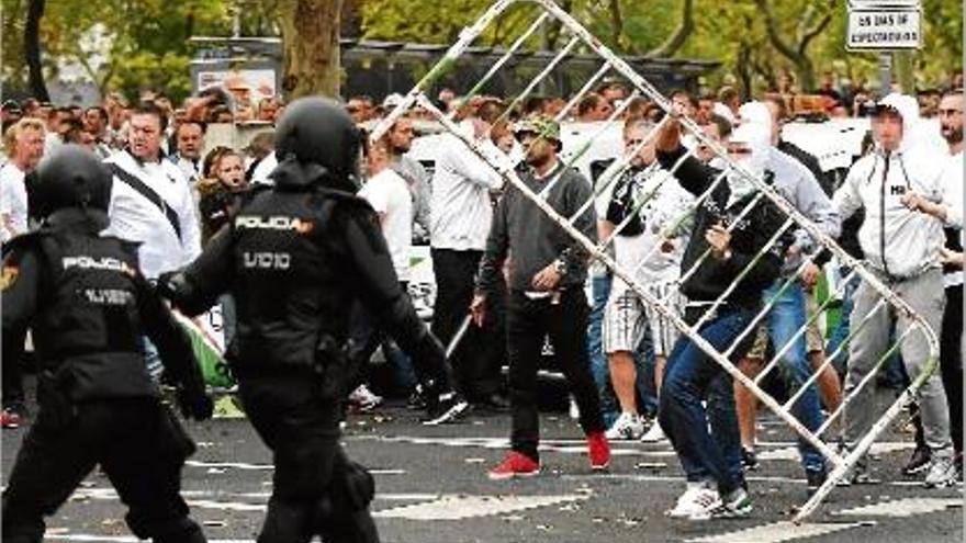Aficionats radicals del Legia protagonitzen greus incidents abans del partit