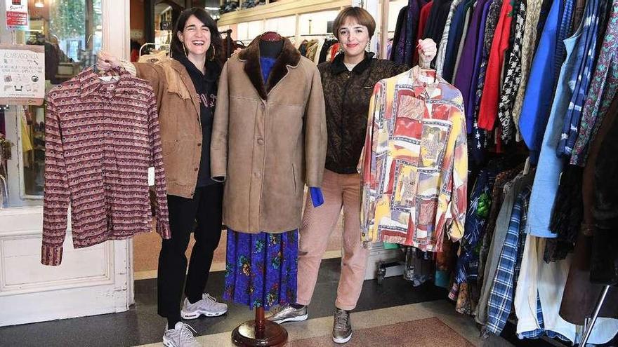 María Fernández, a la derecha, posa con una compañera y prendas de ropa de su tienda Vintage&amp;Coffee.