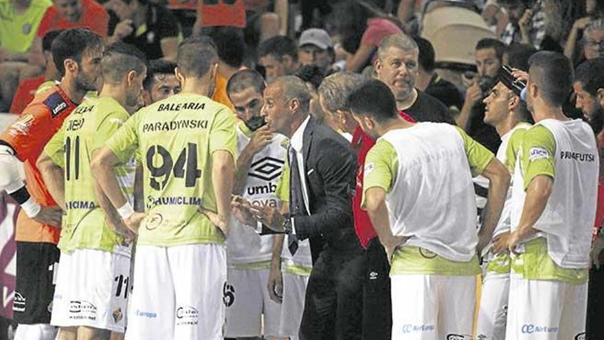 Antonio Vadillo, que se estrenaba como técnico del Palma Futsal, da instrucciones a sus jugadores durante el partido de anoche en Son Moix.