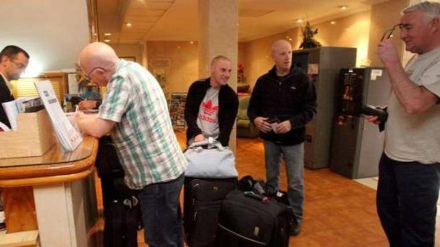 Imagen de turistas británicos llegando a un hotel de Benidorm.