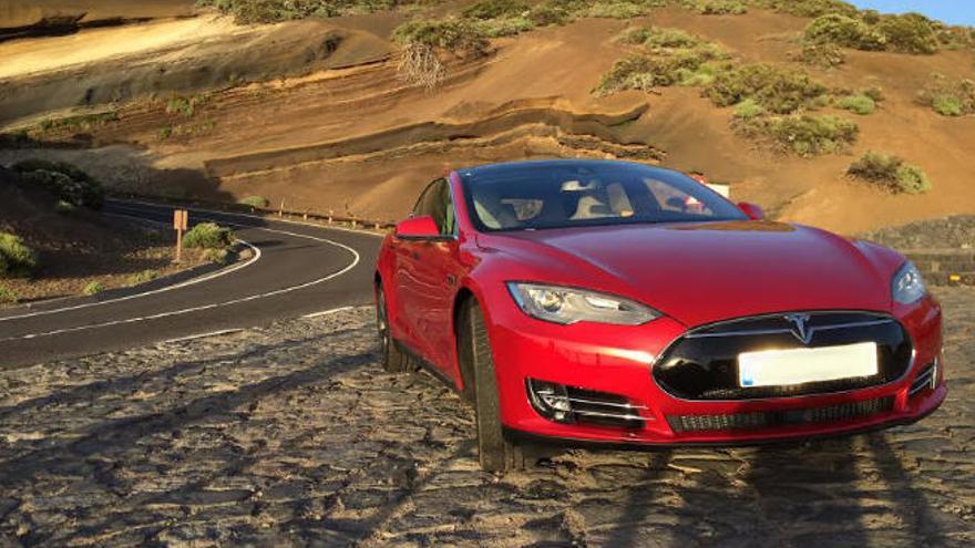 El Salón del Vehículo Eléctrico exhibe un Tesla, único en Canarias.