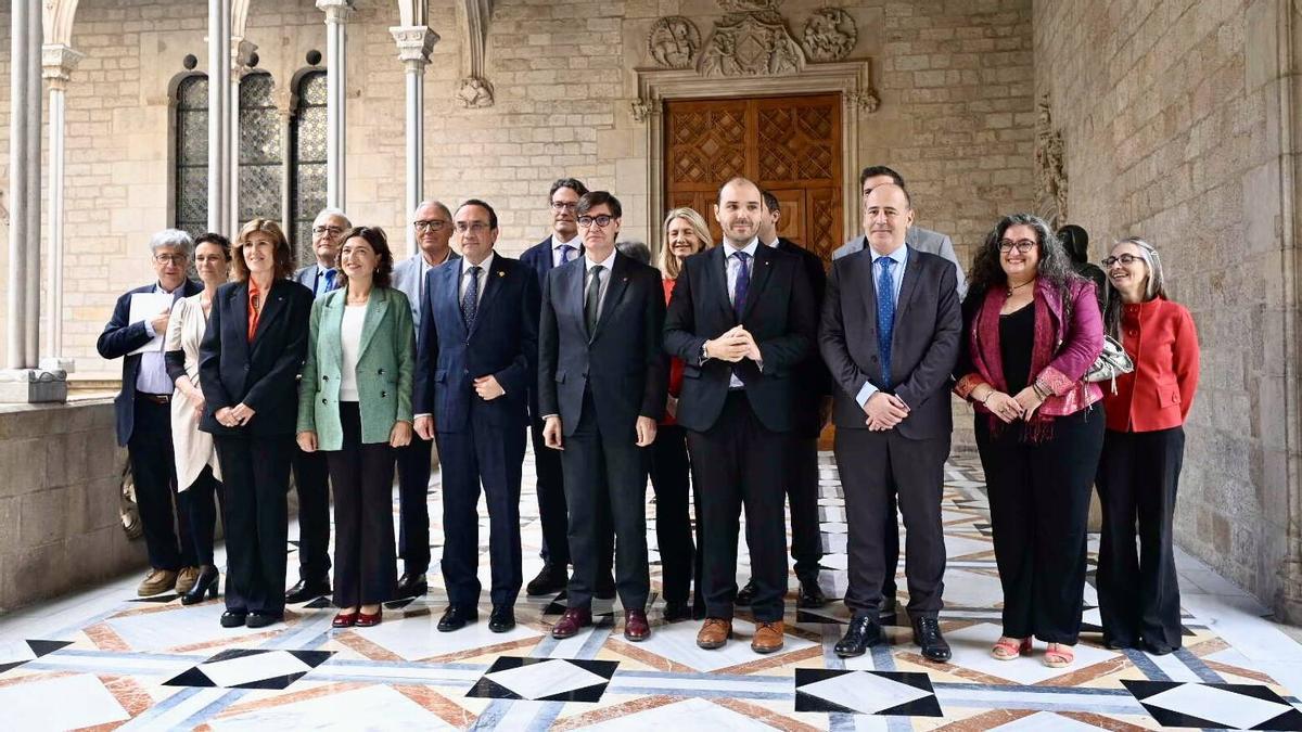Representantes del Govern y del Parlament con los expertos que han planteado las 50 propuestas.