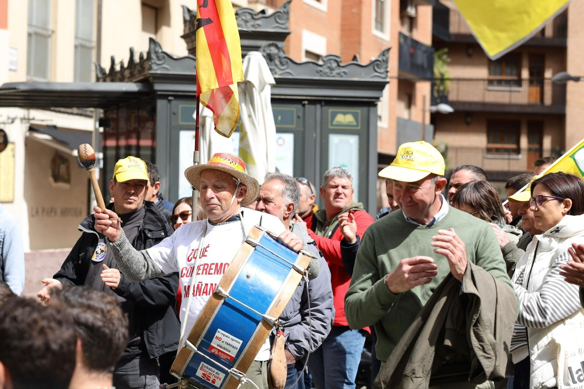 En imágenes | Concentración de los agricultores antes la consejería de Agricultura en Zaragoza