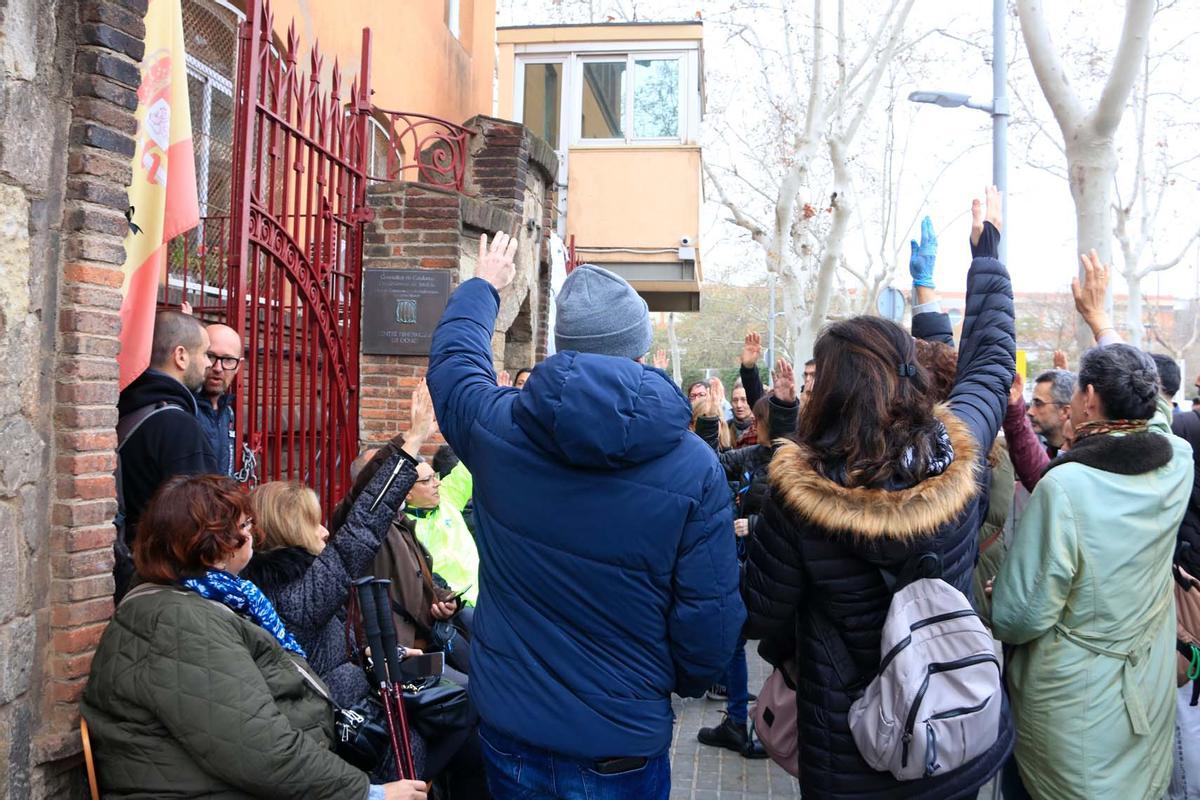 Funcionarios de prisiones bloquean otro día las prisiones catalanas