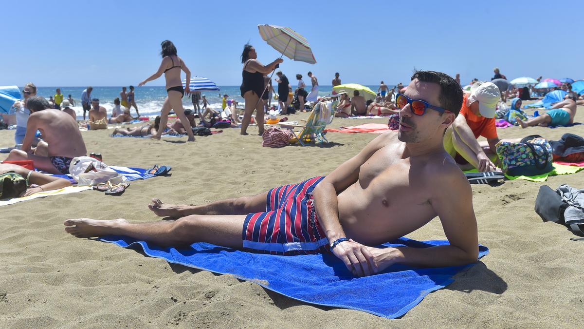 El madrileño Fernando Gallego toma el sol en Playa del Inglés.