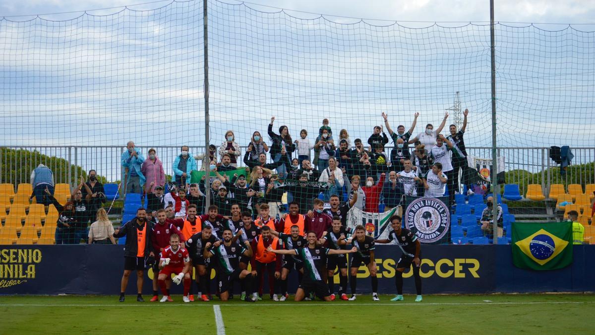 El Mérida, celebrando el triunfo liguero ante el Cádiz B con sus aficionados el pasado domingo.