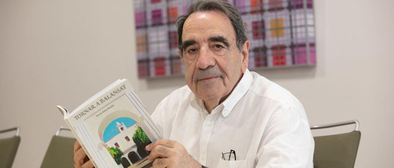 Bernat Ribas Planells con su nuevo libro, ‘Tornar a Balansat’, en la sede de Diario de Ibiza.