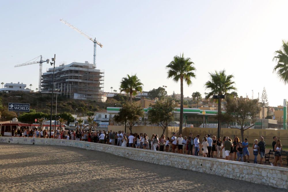 Gran expectación ante el único concierto de Jennifer Lopez en España. Se han formado largas colas hasta la apertura de las puertas del recinto del Marenostrum Castle Park, escenario del concierto.