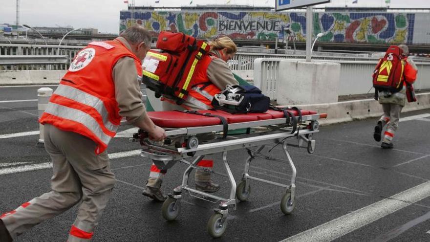Un equipo médico se traslada al aeropuerto de Orly.