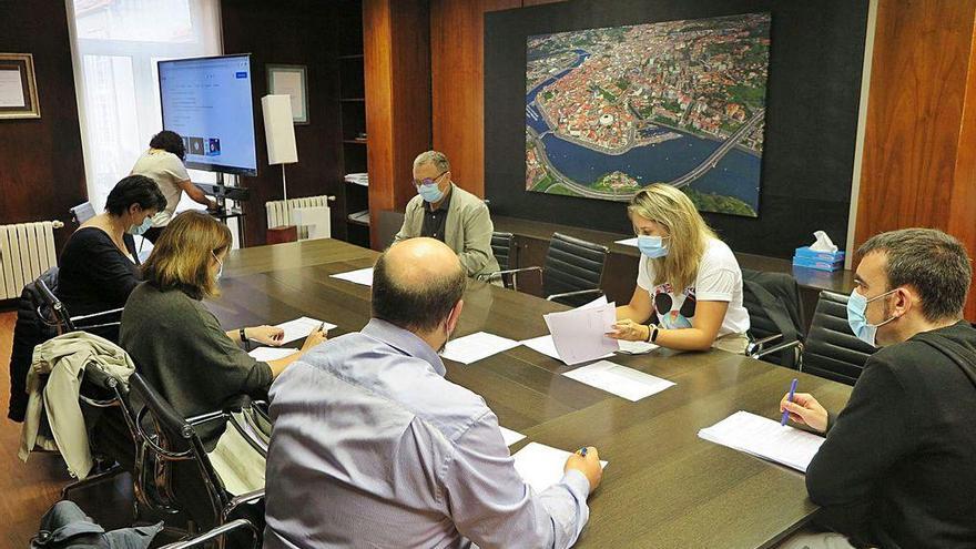 Los representantes del Colegio de Arquitectos reunidos ayer con el edil de Urbanismo.